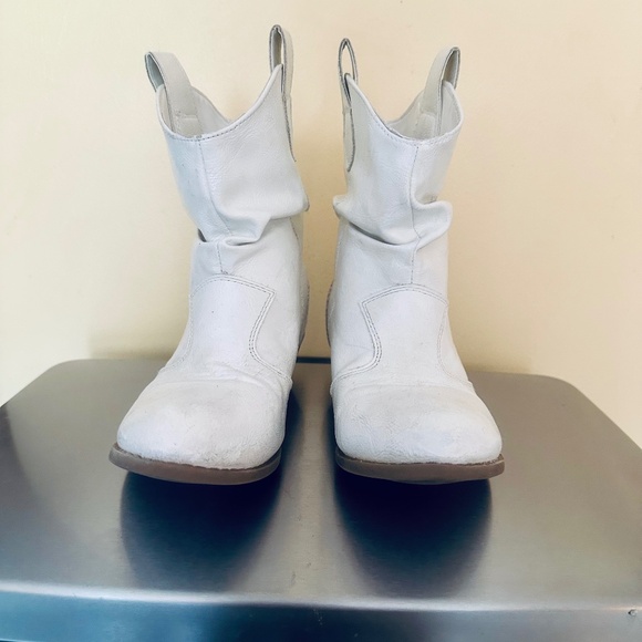 Charles Albert Girl's Modern Western Cowboy Distressed Boot with Pull-Up Tabs (L - Picture 1 of 7